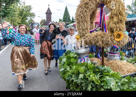 Drachhausen, Deutschland. September 2024. Frauen mit Erntekrone nehmen an der Parade zum 19. Brandenburger Dorf- und Erntefest Teil. Vermerk: Frank Hammerschmidt/dpa/Alamy Live News Stockfoto