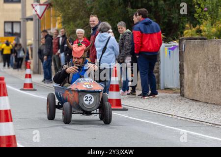 Zschaiten, Deutschland. September 2024. Beim Seifenboxen-Rennen im sächsischen Zschaiten wetteifern die Teilnehmer mit ihren skurrilen Kostümen und Fahrzeugen um die beste Zeit. Die kleine Gemeinde bei Riesa feiert am 13-15. September 2024 ihr 700-jähriges Bestehen. Darlegung: Daniel Wagner/dpa/Alamy Live News Stockfoto