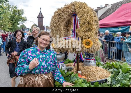 Drachhausen, Deutschland. September 2024. Frauen mit Erntekrone nehmen an der Parade zum 19. Brandenburger Dorf- und Erntefest Teil. Vermerk: Frank Hammerschmidt/dpa/Alamy Live News Stockfoto