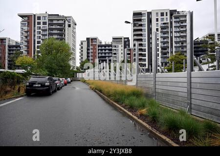 Prag, Tschechische Republik. September 2024. Bau einer mobilen Staumauer (Hochwassersperre) in Holesovice, Prag, Tschechische Republik, am 14. September 2024. Quelle: Katerina Sulova/CTK Photo/Alamy Live News Stockfoto