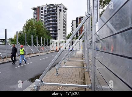 Prag, Tschechische Republik. September 2024. Bau einer mobilen Staumauer (Hochwassersperre) in Holesovice, Prag, Tschechische Republik, am 14. September 2024. Quelle: Katerina Sulova/CTK Photo/Alamy Live News Stockfoto