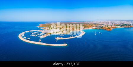 Panoramablick auf den Strand von Didim. Didim ist eine Stadt in der Provinz Aydin in der Türkei. Stockfoto