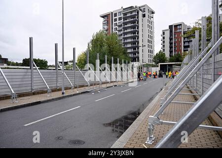 Prag, Tschechische Republik. September 2024. Bau einer mobilen Staumauer (Hochwassersperre) in Holesovice, Prag, Tschechische Republik, am 14. September 2024. Quelle: Katerina Sulova/CTK Photo/Alamy Live News Stockfoto