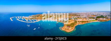 Panoramablick auf den Strand von Didim. Didim ist eine Stadt in der Provinz Aydin in der Türkei. Stockfoto