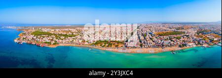 Panoramablick auf den Strand von Didim. Didim ist eine Stadt in der Provinz Aydin in der Türkei. Stockfoto