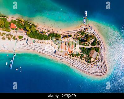 Blaue Lagune und Oludeniz Strand aus der Vogelperspektive. Oludeniz ist ein Strandresort im Bezirk Fethiye in der Provinz Mugla in der Türkei. Stockfoto