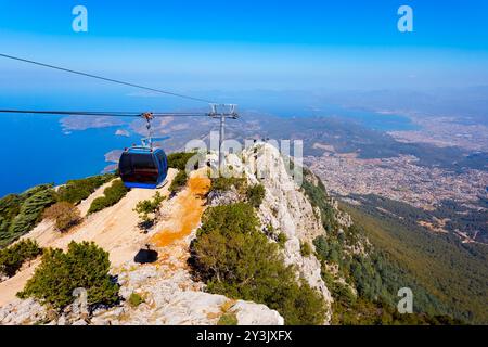 Seilbahn von Oludeniz zum Berg Babadag. Oludeniz oder Blaue Lagune ist ein Badeort im Bezirk Fethiye in der Provinz Mugla in der Türkei. Stockfoto