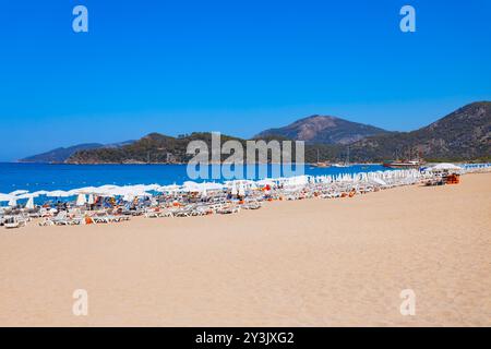 Strand von Oludeniz. Oludeniz oder Blaue Lagune ist ein Badeort im Bezirk Fethiye in der Provinz Mugla in der Türkei. Stockfoto