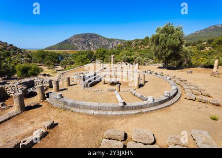 Die Tempelterrasse und die runden Ruinen der antiken Stadt Kaunos. Kaunos liegt in der Nähe der Stadt Dalyan in der Provinz Mugla, Türkei. Stockfoto