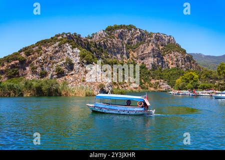 Boote am Fluss Dalyan in der Stadt Dalyan in der Provinz Mugla, Türkei Stockfoto