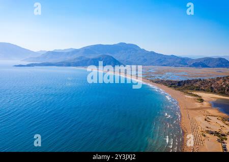 Iztuzu oder Turtle Beach aus der Vogelperspektive in der Nähe von Dalyan. Dalyan ist eine Stadt in der Provinz Mugla in der Türkei. Stockfoto