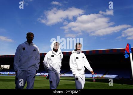 Spieler aus Leicester City besichtigen das Feld vor dem Spiel der Premier League im Londoner Selhurst Park. Bilddatum: Samstag, 14. September 2024. Stockfoto