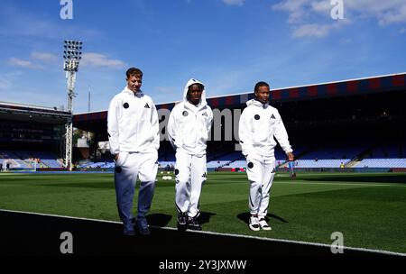 Spieler aus Leicester City besichtigen das Feld vor dem Spiel der Premier League im Londoner Selhurst Park. Bilddatum: Samstag, 14. September 2024. Stockfoto