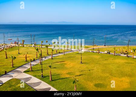 Schönheitspark in der Nähe des Didim Amphitheaters in der Türkei. Didim ist eine Stadt in der Provinz Aydin in der Türkei. Stockfoto