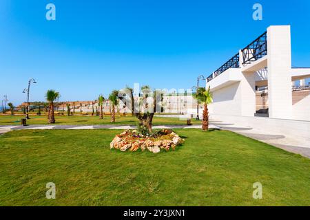 Öffentlicher Schönheitspark in der Nähe des Didim Amphitheaters in der Türkei. Didim ist eine Stadt in der Provinz Aydin in der Türkei. Stockfoto