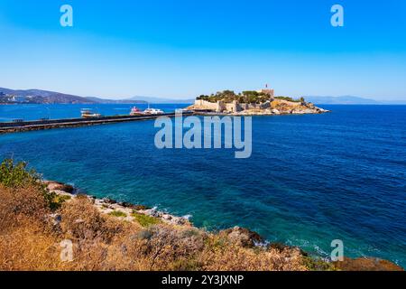 Guvercinada bedeutet einen Panoramablick auf die Pigeon Island in Kusadasi. Kusadasi liegt in der Provinz Aydin in der Türkei. Stockfoto