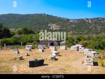 Steinsarkophage-Gräber in der antiken griechischen Stadt Ephesus. Ephesus oder Efes liegt in der Nähe der modernen Stadt Selcuk in der Provinz Izmir in der Türkei. Stockfoto
