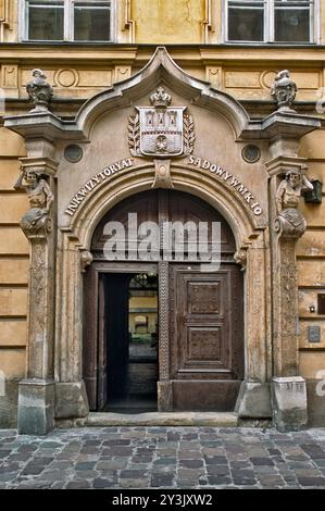 Portal, Stadtwappen oben, Kanonicza Straße, in der Nähe des Hauptmarktes, Kraków, Polen Stockfoto