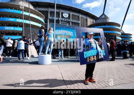 Manchester City Fans vor dem Premier League-Spiel im Etihad Stadium, Manchester. Bilddatum: Samstag, 14. September 2024. Stockfoto