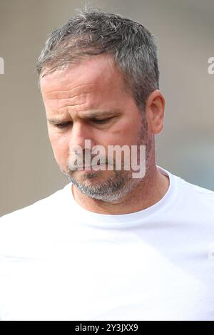 Barrow Manager Stephen Clemence während des Spiels zwischen Grimsby Town und Barrow in Blundell Park, Cleethorpes am Samstag, den 14. September 2024. (Foto: Michael Driver | MI News) Credit: MI News & Sport /Alamy Live News Stockfoto