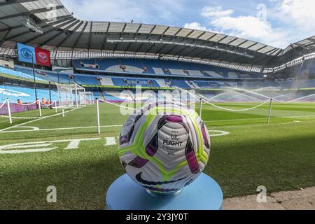 Manchester, Großbritannien. September 2024. Heutiger Nike Flight 2024 Match Ball während des Premier League Matches Manchester City gegen Brentford im Etihad Stadium, Manchester, Großbritannien, 14. September 2024 (Foto: Mark Cosgrove/News Images) in Manchester, Großbritannien am 14. September 2024. (Foto: Mark Cosgrove/News Images/SIPA USA) Credit: SIPA USA/Alamy Live News Stockfoto