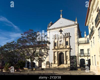 Aveiro, Portugal - 28. Mai 2024: Blick auf eine alte Kirche auf dem Platz der Republik, im unteren Teil der Stadt Aveiro, Portugal. Stockfoto