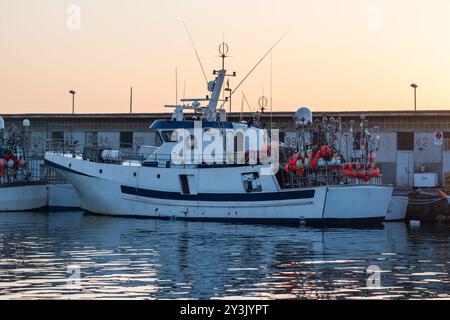 Roquetas de Mar, Almeria, Andalusien, Spanien 12 Septiembre 2024 : Boote im Hafen bei Sonnenaufgang Stockfoto