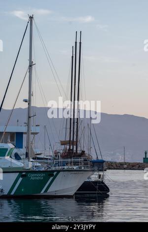 Roquetas de Mar, Almeria, Andalusien, Spanien 12 Septiembre 2024 : Boote im Hafen bei Sonnenaufgang Stockfoto