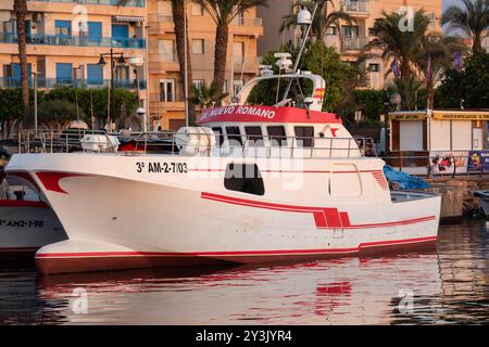 Roquetas de Mar, Almeria, Andalusien, Spanien 12 Septiembre 2024 : Boote im Hafen bei Sonnenaufgang Stockfoto