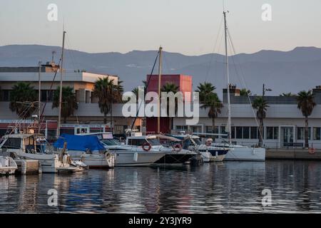 Roquetas de Mar, Almeria, Andalusien, Spanien 12 Septiembre 2024 : Boote im Hafen bei Sonnenaufgang Stockfoto