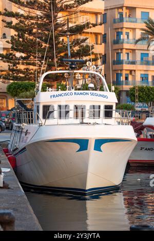 Roquetas de Mar, Almeria, Andalusien, Spanien 12 Septiembre 2024 : Boote im Hafen bei Sonnenaufgang Stockfoto