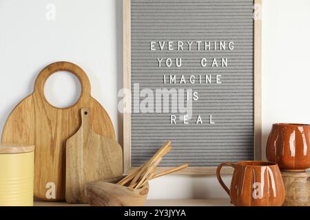 Brieftafel mit Phrase alles, was man sich vorstellen kann, ist echtes und schönes Geschirr auf Holztisch Stockfoto