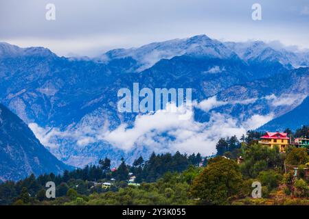 Kalpa und Kinnaur Kailash mit Panoramablick auf die Berge. Kalpa ist eine Kleinstadt im Sutlej-Flusstal, Himachal Pradesh in Indien Stockfoto