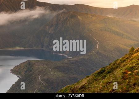 Der Feuervulkan (Vulcao do Fogo), der See und die Berge mit Nebel bei Sonnenuntergang. Lagoa do Fogo, Sao Miguel, Azoren, Portugal Stockfoto