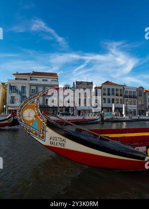 Aveiro, Portugal - 28. Mai 2024: Beschreibung der traditionellen Moliceiro-Boote in einem Kanal in Aveiro, Portugal. Stockfoto