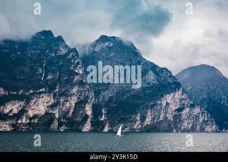 Tipp des Gardasee, Blick von der Riva del Garda Stadt im Trentino Alto Adige Region in Italien. Stockfoto