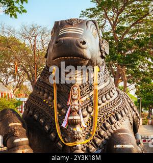 Shri Nandi Monument ist ein hinduistischer Heiliger Stier Statue auf den Chamundi Hills in der Nähe von Mysore in Indien Stockfoto