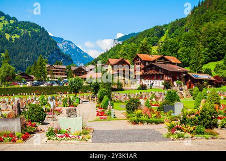 Friedhof und der traditionellen Häuser im Lauterbrunnental, Interlaken im Schweizer Kanton Bern. Stockfoto