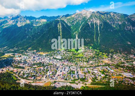 Chamonix Antenne Panoramablick. Chamonix Mont Blanc ist eine Gemeinde und Stadt im Südosten von Frankreich Stockfoto