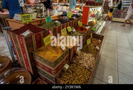 Ein lebhafter Gewürzmarkt in Antalya, Türkei, auf dem farbenfrohe Gewürze wie Pfeffer, Kurkuma und Minze in dekorativen Abfalleimern präsentiert werden, die die reichhaltigen Aromen von einfangen Stockfoto