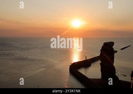 Sonnenuntergang in der Felsformation lange Anna auf der Insel Helgoland, Deutschland, Europa. Stockfoto