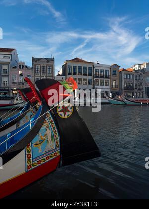 Aveiro, Portugal - 28. Mai 2024: Beschreibung der traditionellen Moliceiro-Boote in einem Kanal in Aveiro, Portugal. Stockfoto