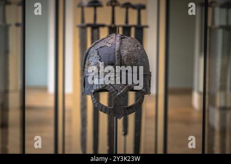 Oslo - 12. Februar 2023: Alter Wikingerhelm im Historischen Museum von Oslo, Norwegen Stockfoto