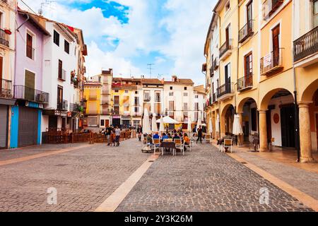 Xativa, Spanien - 17. Oktober 2021: Der Marktplatz oder die Plaza del Mercat ist der Hauptplatz der Stadt Xativa in der Nähe von Valencia in Spanien. Stockfoto