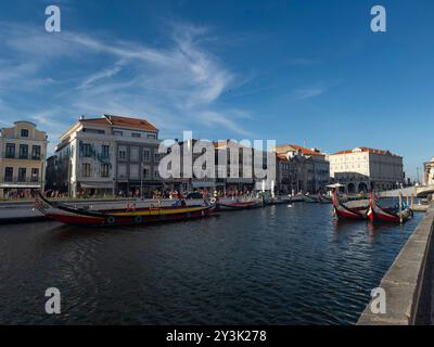 Aveiro, Portugal - 28. Mai 2024: Blick auf die traditionellen Moliceiro-Boote in einem Kanal in Aveiro, Portugal. Stockfoto