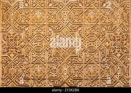 Granada, Spanien - 20. Oktober 2021: Das Innere des Alhambra-Palastes. Die Alhambra ist ein Festungskomplex in Granada, Andalusien in Spanien. Stockfoto