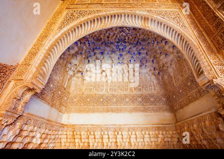 Granada, Spanien - 20. Oktober 2021: Das Innere des Alhambra-Palastes. Die Alhambra ist ein Festungskomplex in Granada, Andalusien in Spanien. Stockfoto