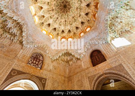 Granada, Spanien - 20. Oktober 2021: Das Innere des Alhambra-Palastes. Die Alhambra ist ein Festungskomplex in Granada, Andalusien in Spanien. Stockfoto