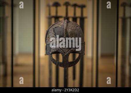 Oslo - 12. Februar 2023: Alter Wikingerhelm im Historischen Museum von Oslo, Norwegen Stockfoto