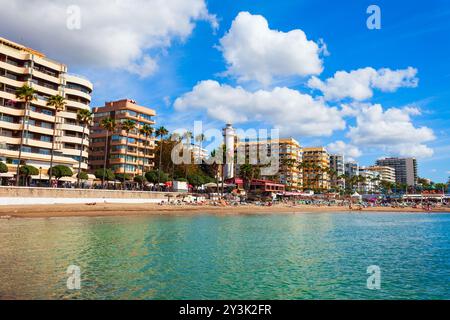 Marbella, Spanien - 24. Oktober 2021: Marbella Stadtstrand. Marbella ist eine Stadt in der Provinz Malaga in Andalusien, Spanien Stockfoto